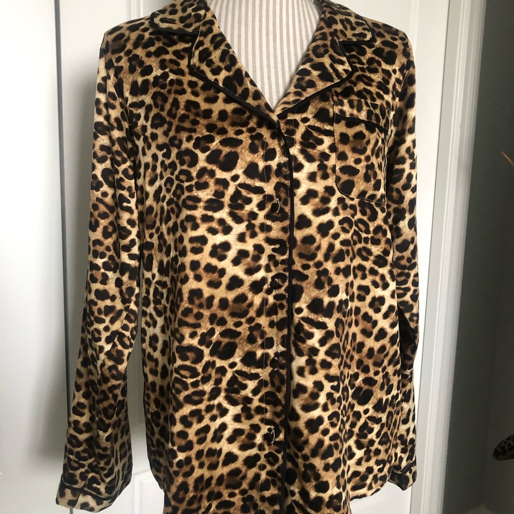 Gillian & O’Malley Satin Cheetah Print Top